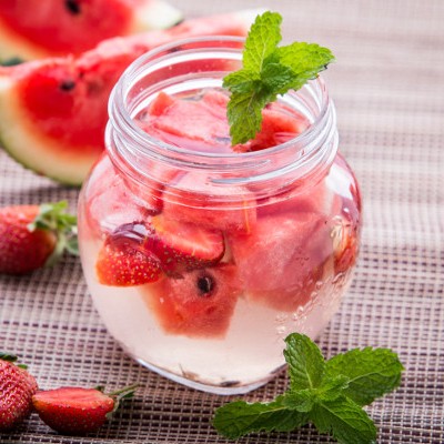 recette-eau-detox-pasteque-fraises (1)